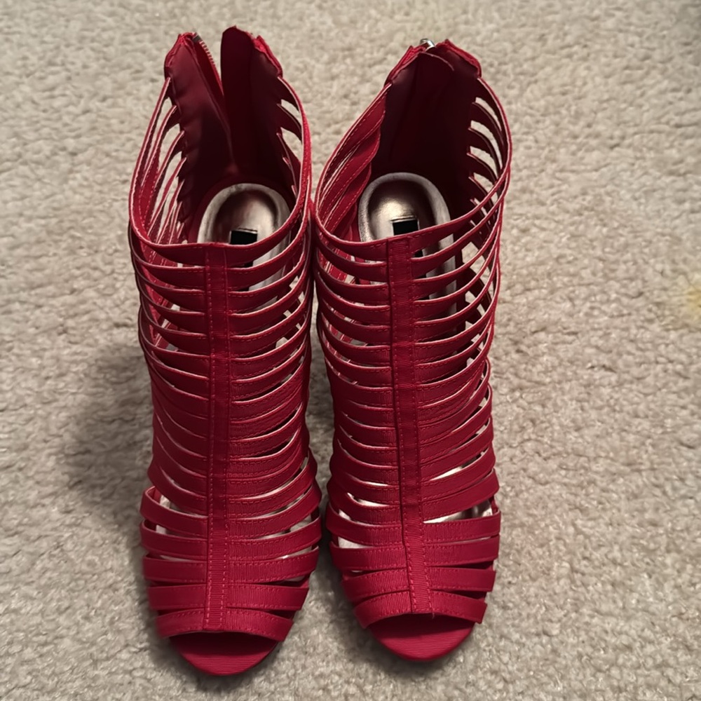 Dollhouse Teaser Heels Size 9 Color Red